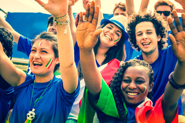 意大利足球队的支持者举起手臂图片下载