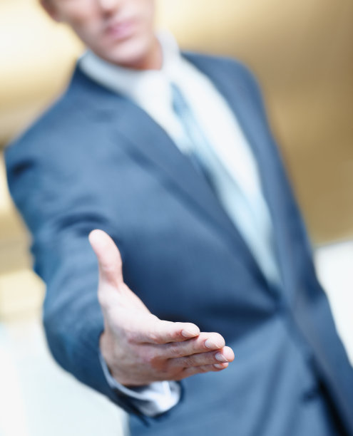 中间的商人正在握手图片下载