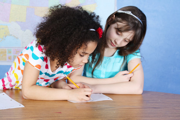 家庭作业:两个小女孩一起做功课。图片下载