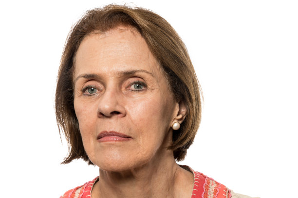 一个严肃的老妇人，中棕色头发图片下载