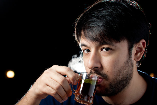 喝茶的白人男子图片下载