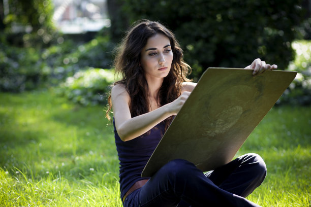 年轻的艺术家图片下载