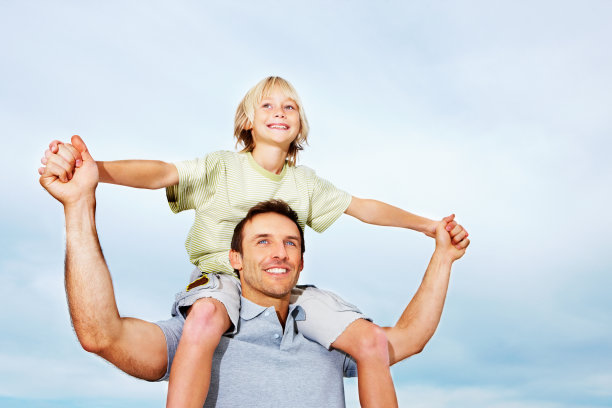 父亲把儿子扛在肩上图片下载