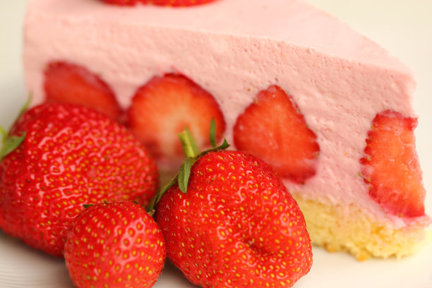 新鲜的草莓蛋糕图片下载