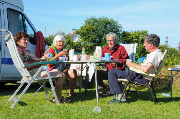 和四名老人一起在营地吃早餐，还有房车图片下载
