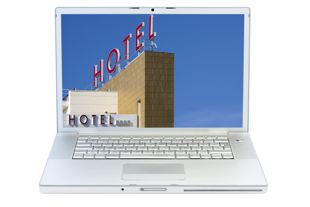 孤立的笔记本电脑与现代酒店的屏幕图片下载