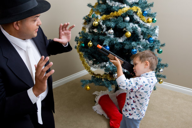 小男孩挡住了客人图片下载