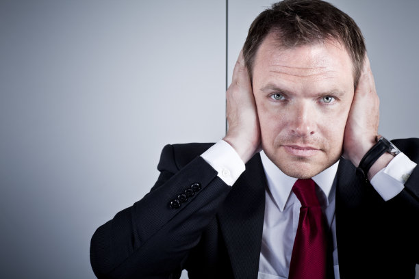 商人捂住耳朵图片下载