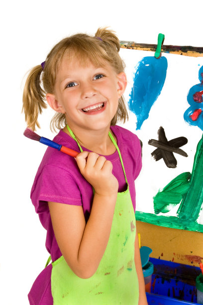 可爱的艺术家在她的画前面图片下载