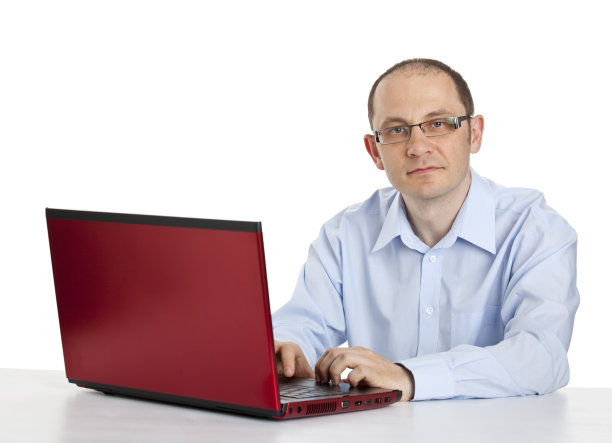 快乐的人坐在红色笔记本电脑前图片下载