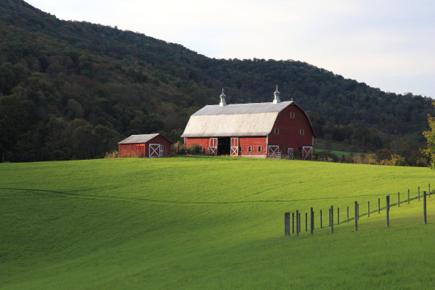 山上的谷仓图片下载