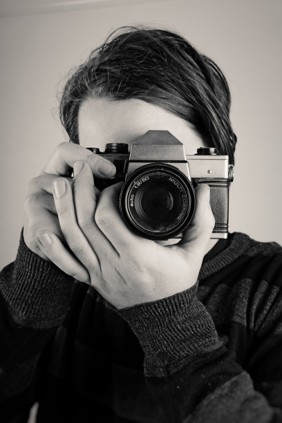 复古摄影师专注于一个主题图片下载