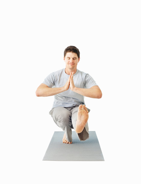 一个在白色背景下练习瑜伽的中年人图片下载