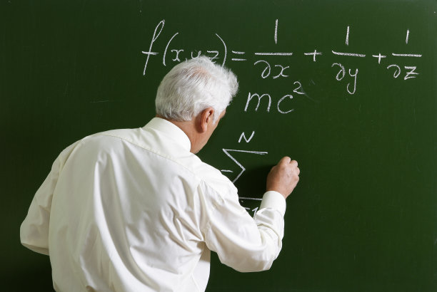 教授在黑板前图片下载