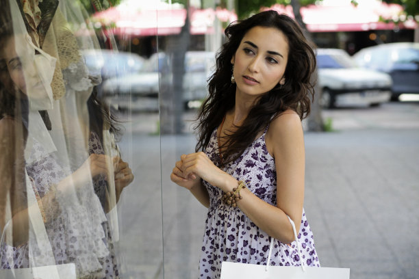 可爱的好奇的顾客图片下载