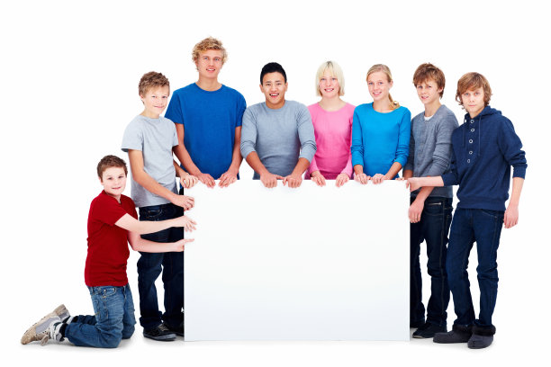 8个孩子举着一个空广告牌图片下载