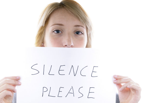 女孩保持沉默图片下载