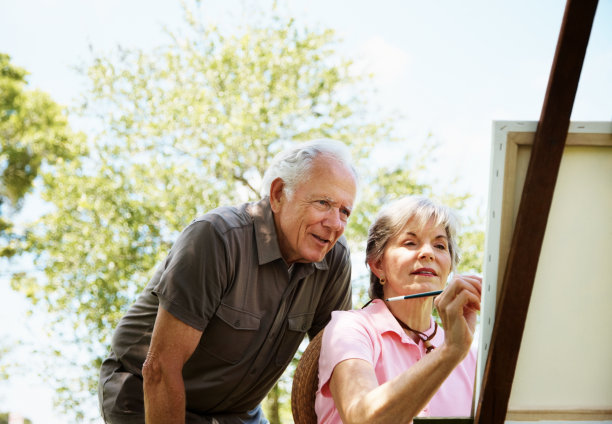 成熟的女性与她的丈夫在画布上作画图片下载
