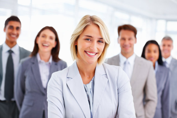 美丽的商业女人与多个民族的主管图片下载