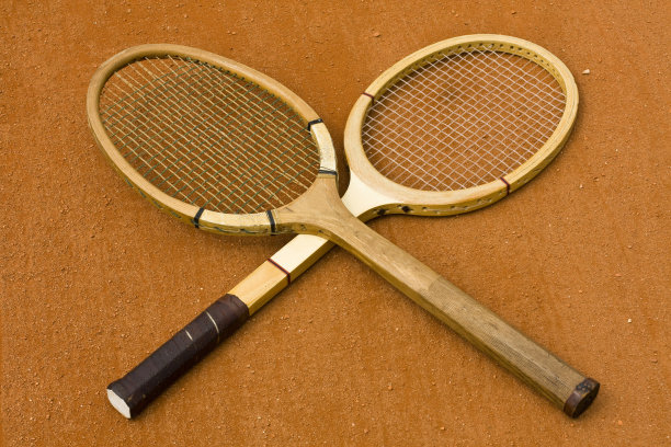 木制的网球拍图片下载
