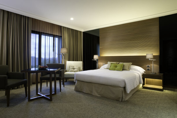 有桌子和椅子的卧室图片下载