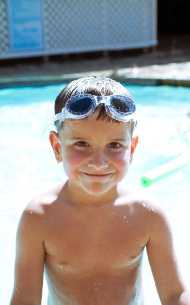 小男孩在泳池边图片下载