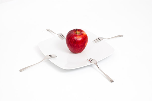 白色盘子上的红苹果图片下载