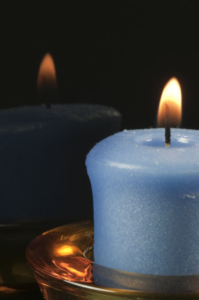 蓝色烛光与沉思图片下载