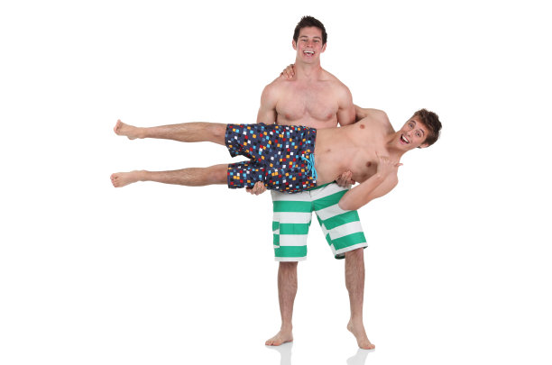 男人背着他的朋友图片下载