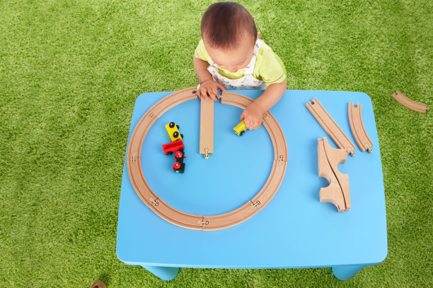 蹒跚学步的孩子玩图片下载