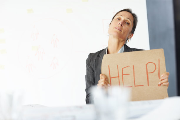 绝望的女商人寻求帮助-危机图片下载