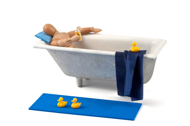 浴缸里的木制人体模型图片下载