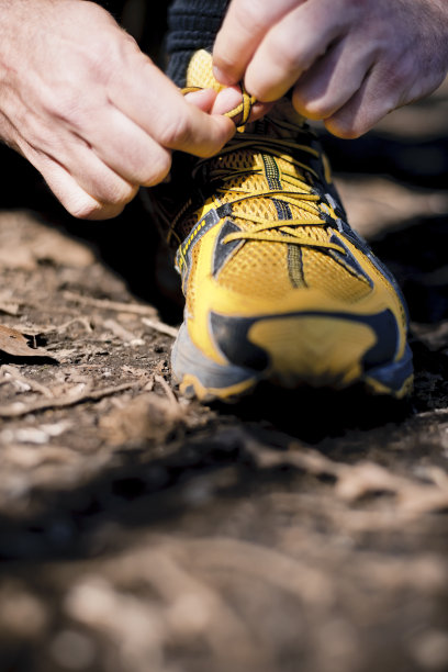 系着黄色登山鞋的人图片下载