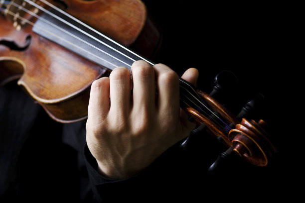 黑色背景下的小提琴手图片下载