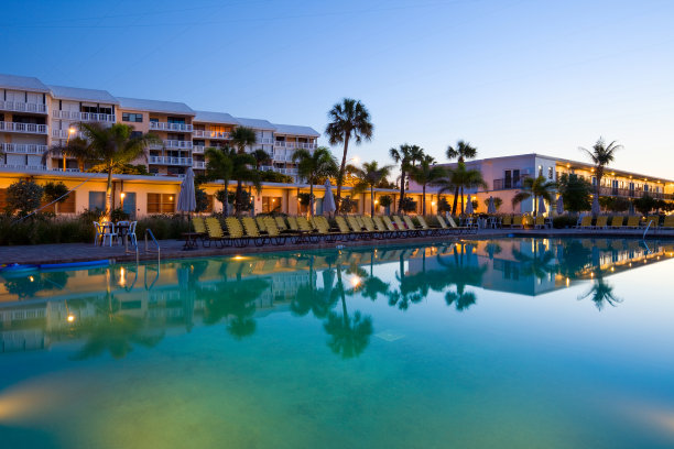 热带度假村和游泳池与反射素材图片