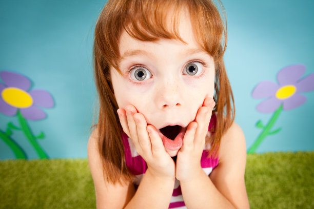 在异想天开的世界里，年轻的红发女孩因惊喜而喘息图片下载