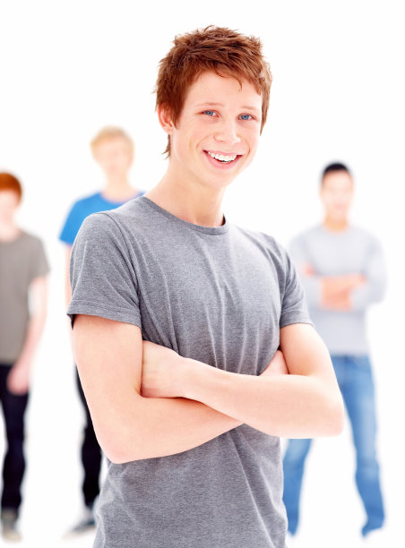 一个面带微笑的少年，背景是他的朋友图片下载