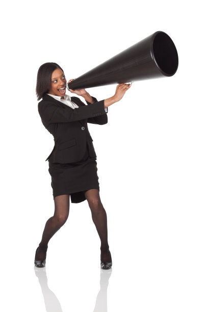 女商人对着扩音器大喊图片下载