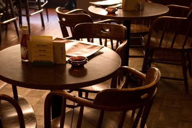 友好的酒吧场景与自然照明图片下载