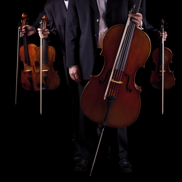 黑色背景上的弦乐四重奏音乐家图片下载
