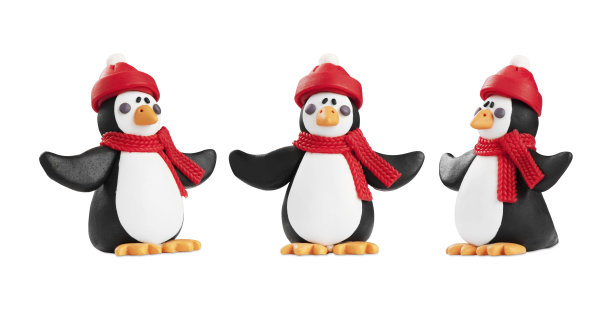 三只企鹅孤立在白色的背景上图片下载