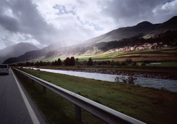 经过一个田园诗般的瑞士山区景观和村庄图片下载