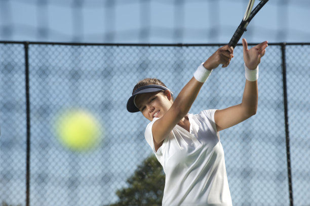 一个女人在打网球图片下载