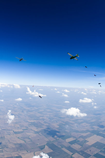 版权免费股票照片:跳伞者从两架飞机上掉下来图片下载