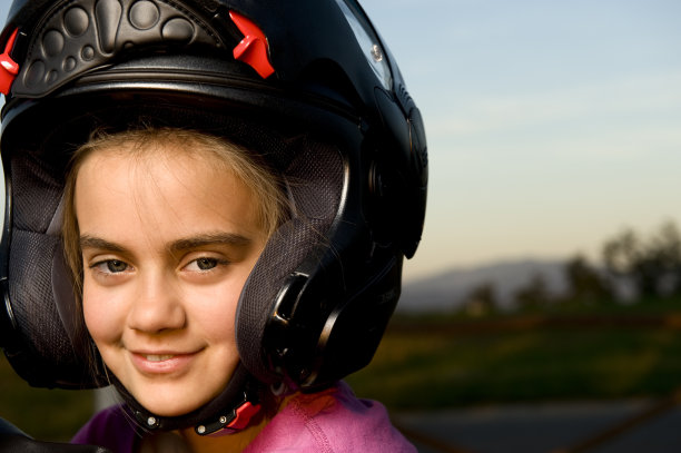 戴摩托车头盔的小女孩。彩色图像图片下载