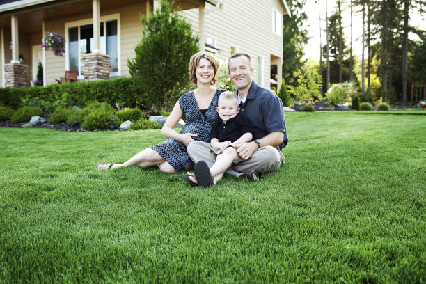 快乐的三口之家妈妈，爸爸，儿子图片下载