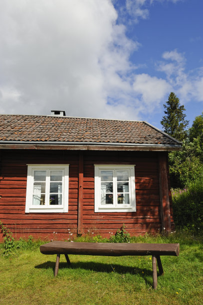 有一条长凳的迷人的旧农舍图片下载