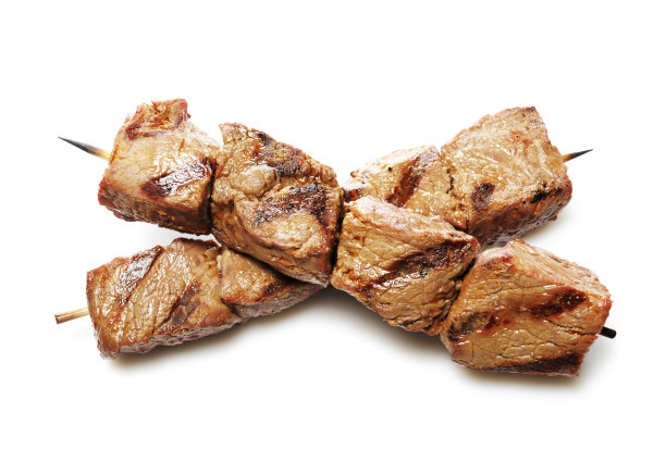 多汁的牛肉串孤立在白色图片下载