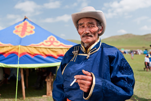 那达慕节期间穿着民族服装的蒙古人图片下载