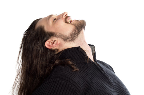 年轻人仰着头微笑着。图片下载